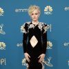 Emmy 2022: Julia Garner usa peça da Gucci e brincos da Swarovski na premiação