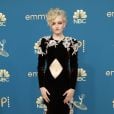 Emmy 2022: Julia Garner usa peça da  Gucci e brincos da Swarovski na premiação 