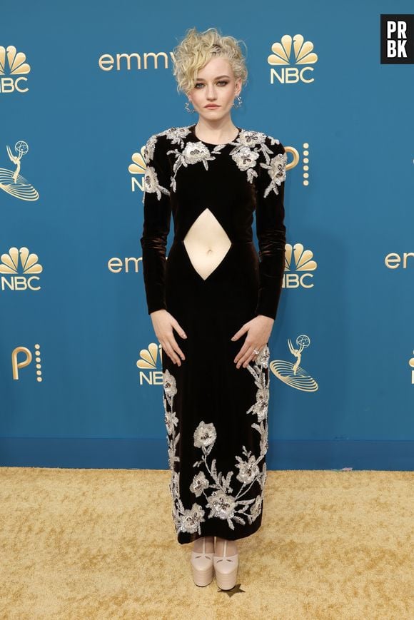 Emmy 2022: Julia Garner usa peça da Gucci e brincos da Swarovski na premiação