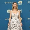 Emmy 2022: Sydney Sweeney veste um vestido da Oscar de la Renta branco com folhas prateadas e joias da Fred Leighton