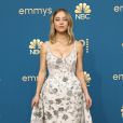 Emmy 2022:  Sydney Sweeney veste um vestido da   Oscar de la Renta   branco com folhas prateadas e joias da Fred Leighton 