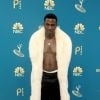 Jerrod Carmichael vestiu um casaco vintage, calças da Gucci, sapatos da The Row e joias da Platt Boutique para o Emmy 2022
 