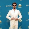 Andrew Garfield aposta em um terno branco da Zegna para o Emmy 2022