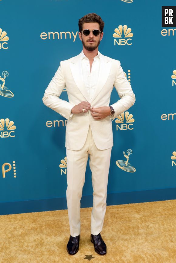 Andrew Garfield aposta em um terno branco da Zegna para o Emmy 2022