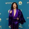 Com um modelito roxo cintilante da Rodarte, Sandra Oh brilha no Emmy 2022