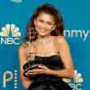 Vestindo Valentino, Zendaya faz história e se torna a primeira mulher negra a vencer o Emmy de Melhor Atriz em Série de Drama duas vezes