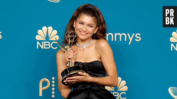 Vestindo Valentino, Zendaya faz história e se torna a primeira mulher negra a vencer o Emmy de Melhor Atriz em Série de Drama duas vezes