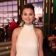 Emmy 2022: Selena Gomez  arrasa com modelito branco da   Celine   e brincos verdes 