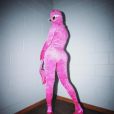 Gkay usa macacão rosa de pelúcia e faz fotos