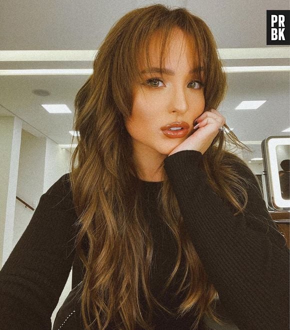 Larissa Manoela mantém franjinha após cabelo curto