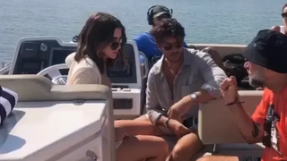 Vídeo: Jade Picon e Chay Suede trocam beijos em gravação de "Travessia"