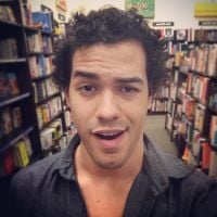 Sam Alves publica vídeo cantando Taylor Swift e dedica música aos seus haters! OMG