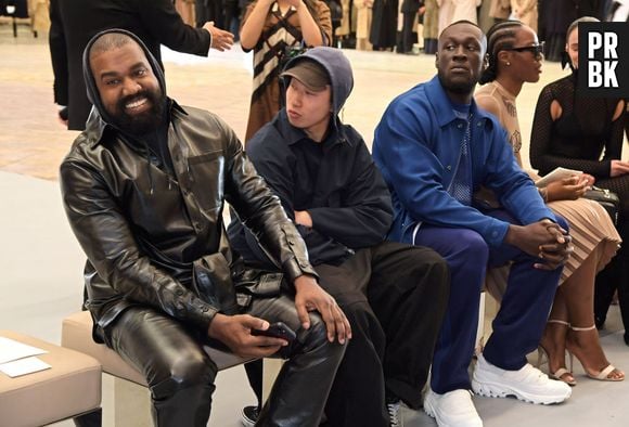 Kanye West revela camiseta com expressão "Vidas Brancas Importam" no desfile da Yeezy em Paris, França