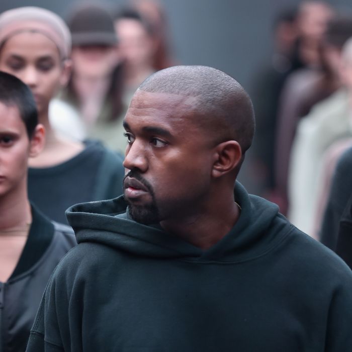  Kanye West ataca jornalista   Gabriella Karefa-Johnson e critica seu look após ela problematizar sua camiseta &quot;Vidas Brancas Importam&quot;   
