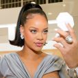 Rihanna tem uma linha de maquiagem e produtos de beleza