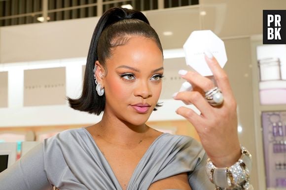 Rihanna tem uma linha de maquiagem e produtos de beleza