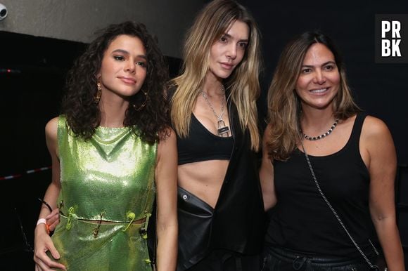 Bruna Marquezine deixou cabelo cacheado para show de J Balvin na última quarta-feira (5)