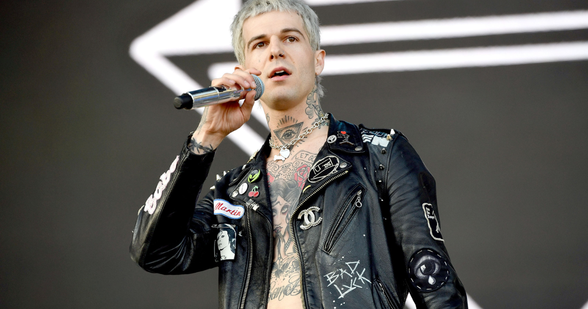 Billie Eilish aparece de mãos dadas com vocalista do The Neighbourhood