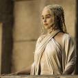  A rainha dos drag&otilde;es de "Game Of Thrones", Daenerys (Emilia Clarke) em seus trajes pra 5&ordf; temporada 