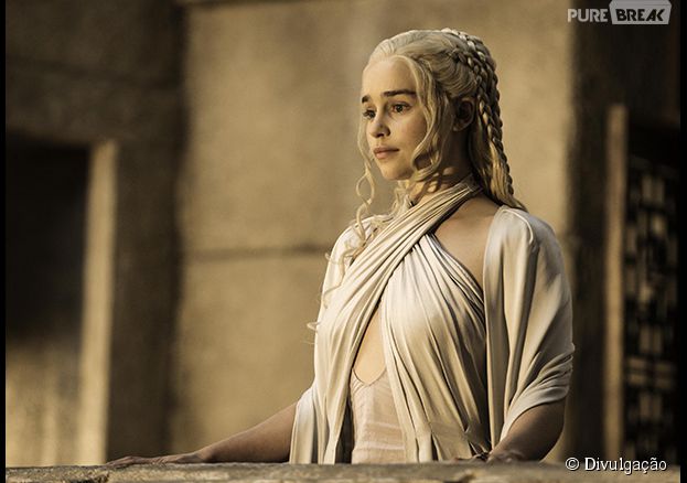 A rainha dos dragões de "Game Of Thrones", Daenerys (Emilia Clarke) em seus trajes pra 5ª temporada