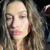 Hailey Bieber é conhecida pela pele natural e ultraglow