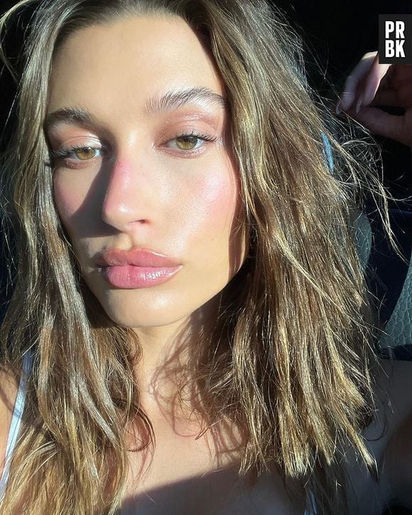 Hailey Bieber é conhecida pela pele natural e ultraglow