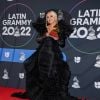 Christina Aguilera com trófeu no Grammy Latino 2022