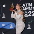  Chiquis Rivera com seu  Grammy Latino 2022
