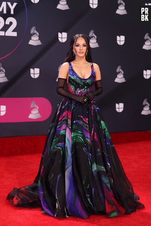 Becky G chamou atenção com look no Grammy Latino 2022