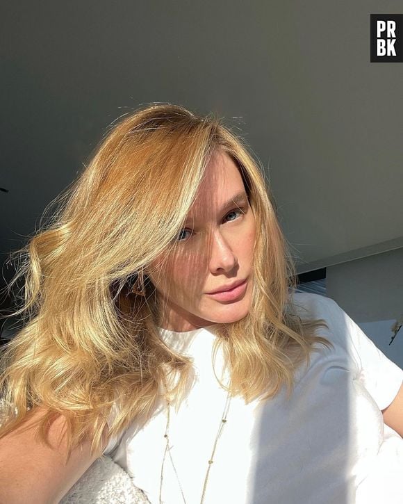 Fiorella Mattheis está com cabelo mais claro e natural, com pegada sunkissed