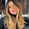 Giovanna Lancellotti iluminou o cabelo, com mechas naturais 