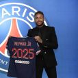 Neymar atualmente está jogando pelo Paris Saint-Germain