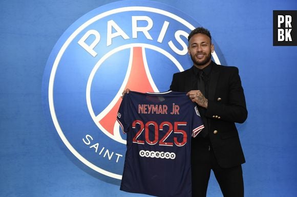 Neymar atualmente está jogando pelo Paris Saint-Germain