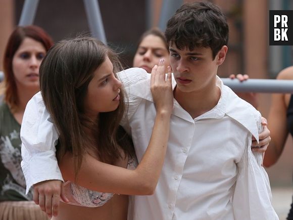 Em "Malhação", Bianca (Bruna Hamú) cuida do machucado de Henrique (Michel Joelsas)