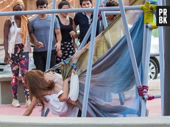 Bianca (Bruna Hamú) se joga em cima de Henrique (Michel Joelsas) quando cai em "Malhação"