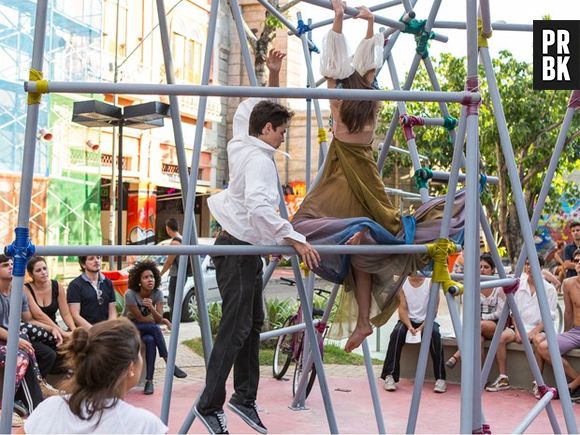 Em "Malhação", Bianca (Bruna Hamú) despenca do trepa-trepa e rasga seu vestido!