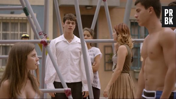 Bianca (Bruna Hamú) se recusa a falar com Duca (Arthur Aguiar) enquanto todo mundo vê o climão em "Malhação"