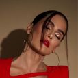 Deborah Secco apostou em maquiagem com sombra iluminada e batom vermelho no Natal 2022