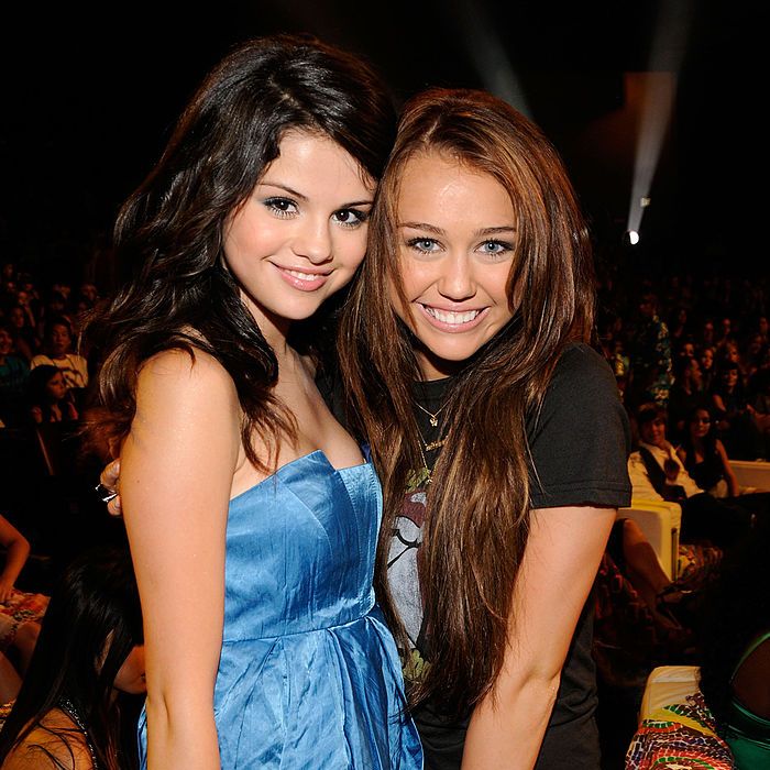 Miley Cyrus convidou Selena Gomez para clipe
