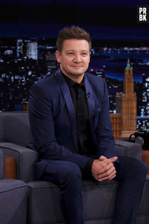 Jeremy Renner segue em "estado crítico", porém está consciente e se comunicando