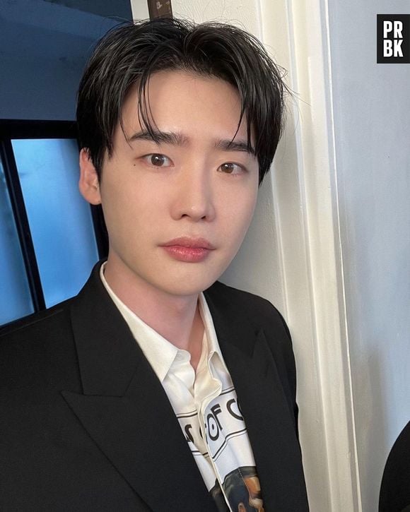 Empresa confirmou que Lee Jong Suk e IU estão namorando, no último sábado (31)