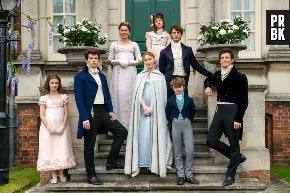 Sneak peak de entrevista com o elenco de "Bridgerton" mostra quadro de Violet (Ruth Gemmell) e Edmund Bridgerton (Rupert Evans) na sala da família protagonista da história