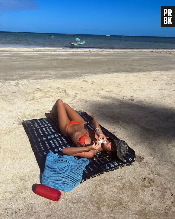 Bruna Marquezine relembrou sua última viagem e postou registros na praia