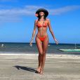 Bruna Marquezine apareceu com dois biquínis, lançando tendências de moda praia