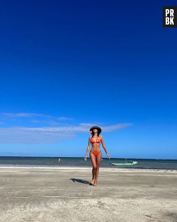 Bruna Marquezine apareceu com dois biquínis, lançando tendências de moda praia