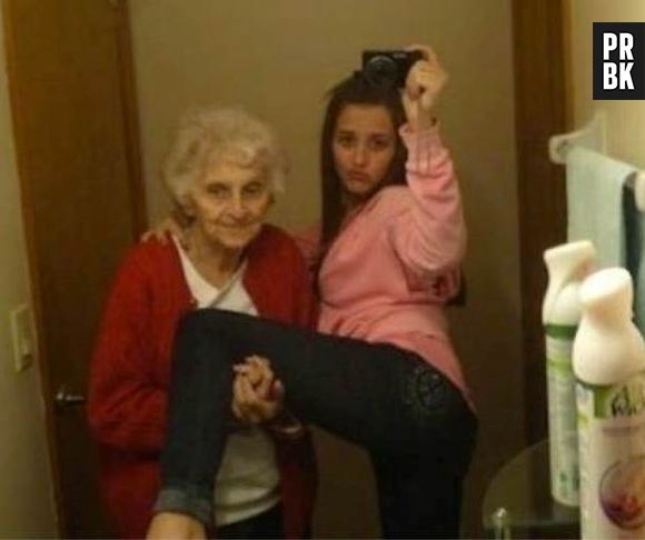 Quem poderia ser a melhor pessoa pra te ajudar com sua belfie do dia? Sua vovó, claro!