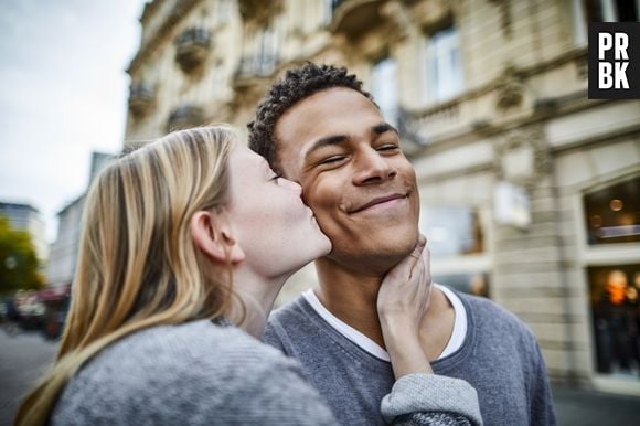 Especialista alerta sobre os riscos das doenças transmitidas pelo beijo, como a herpes labial, sífilis e mononucleose