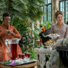 Adjoa Andoh como Lady Agatha Danbury, Ruth Gemmell como Lady Violet Bridgerton no episódio 102 