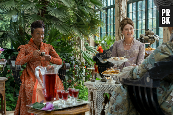 Adjoa Andoh como Lady Agatha Danbury, Ruth Gemmell como Lady Violet Bridgerton no episódio 102 