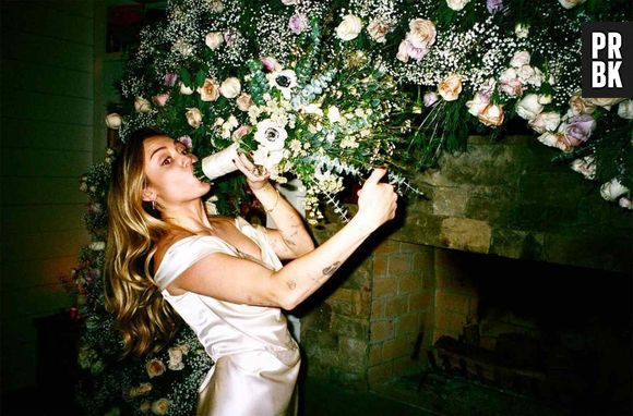 Miley Cyrus explica decisão de dividir o álbum "Endless Summer Vacation" em duas partes